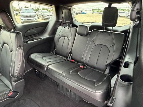 Used 2025 Chrysler Pacifica Select FWD image 17