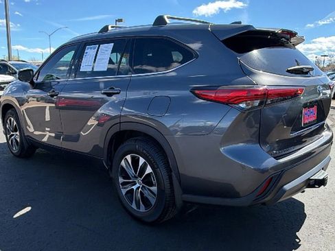 Used 2022 Toyota Highlander XLE AWD/4WD image 5