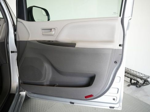 Used 2015 Toyota Sienna L image 50