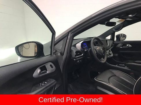 Used 2025 Chrysler Pacifica Limited image 11