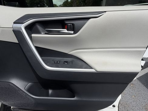 Used 2019 Toyota RAV4 XLE w/ Convenience Package FWD image 43