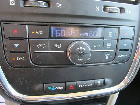 Used 2014 Chrysler Town & Country Touring FWD image 17