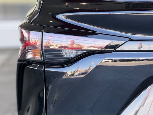 Certified 2025 Toyota Sienna XLE Woodland Edition AWD/4WD image 13