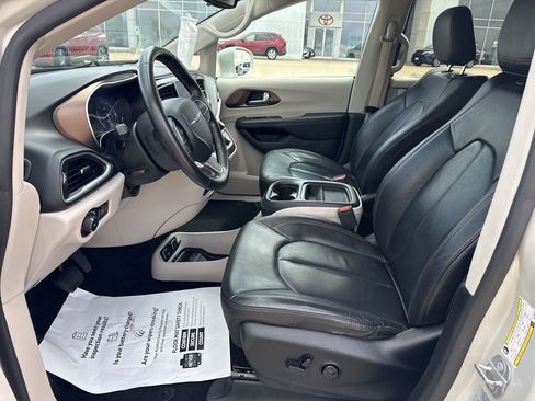 Used 2017 Chrysler Pacifica Touring-L FWD image 7