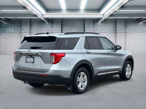 Used 2023 Ford Explorer XLT image 5