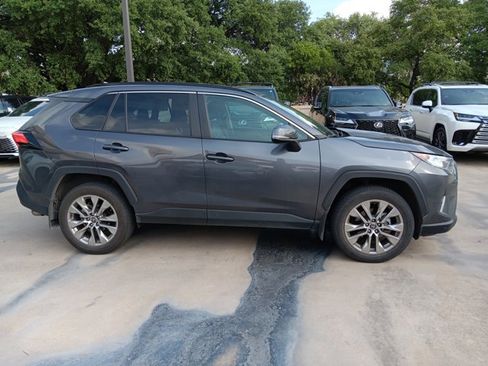 Used 2021 Toyota RAV4 XLE Premium image 4