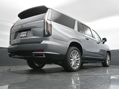 Used 2023 Cadillac Escalade ESV Premium Luxury image 47