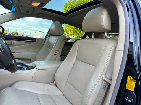 Used 2013 Lexus LS 460 w/ Comfort Pkg image 14