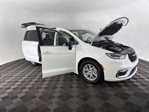 Used 2024 Chrysler Pacifica Touring-L image 15