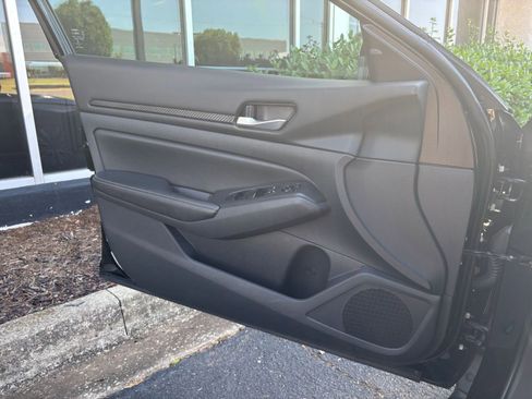 Used 2025 Nissan Altima 2.5 SV FWD image 18