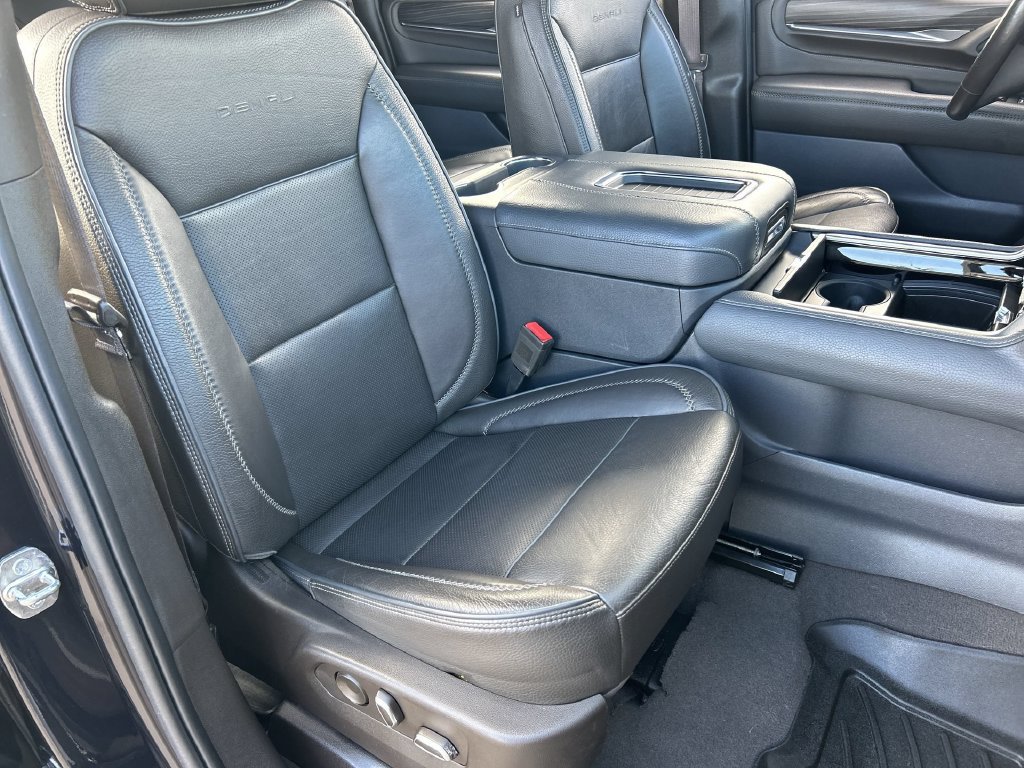 Used 2022 GMC Yukon XL Denali w/ Denali Premium Package AWD/4WD image 29