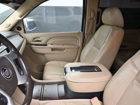 Used 2013 Cadillac Escalade Luxury image 24