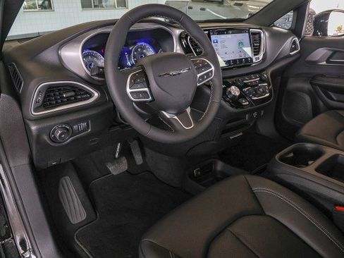 Used 2026 Chrysler Pacifica Select FWD image 11