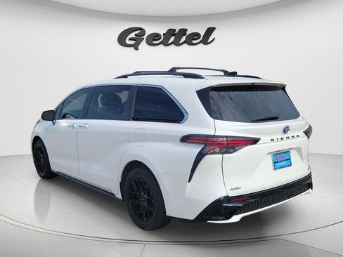 Used 2023 Toyota Sienna XSE FWD image 7