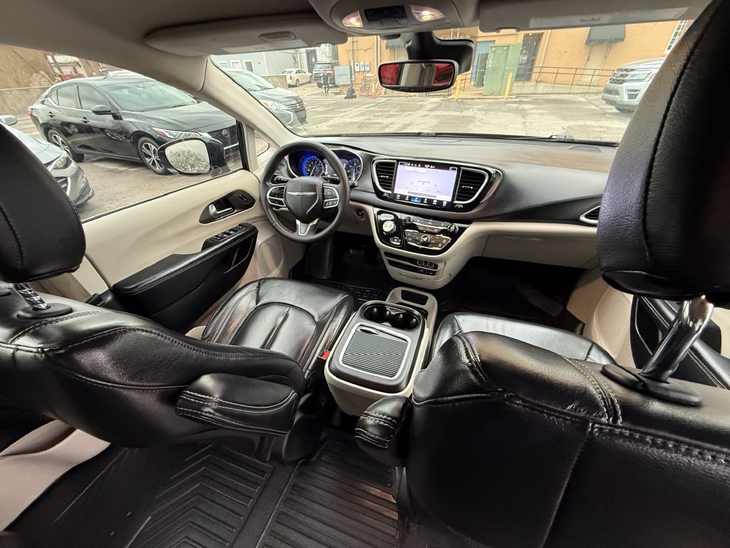 Used 2022 Chrysler Pacifica Touring-L FWD image 24