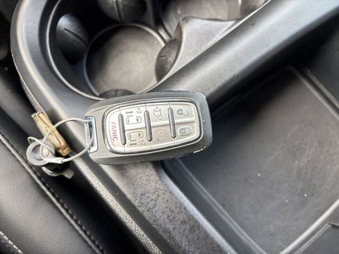 Used 2025 Chrysler Pacifica Select image 21