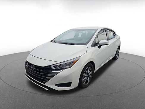 Used 2025 Nissan Versa SV image 3