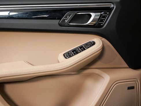 Certified 2025 Porsche Macan AWD image 6