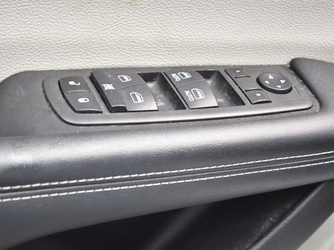 Used 2023 Chrysler Pacifica Touring-L FWD image 18