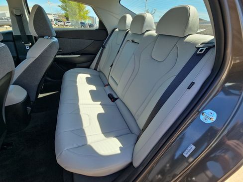 Used 2025 Hyundai Elantra Limited image 27