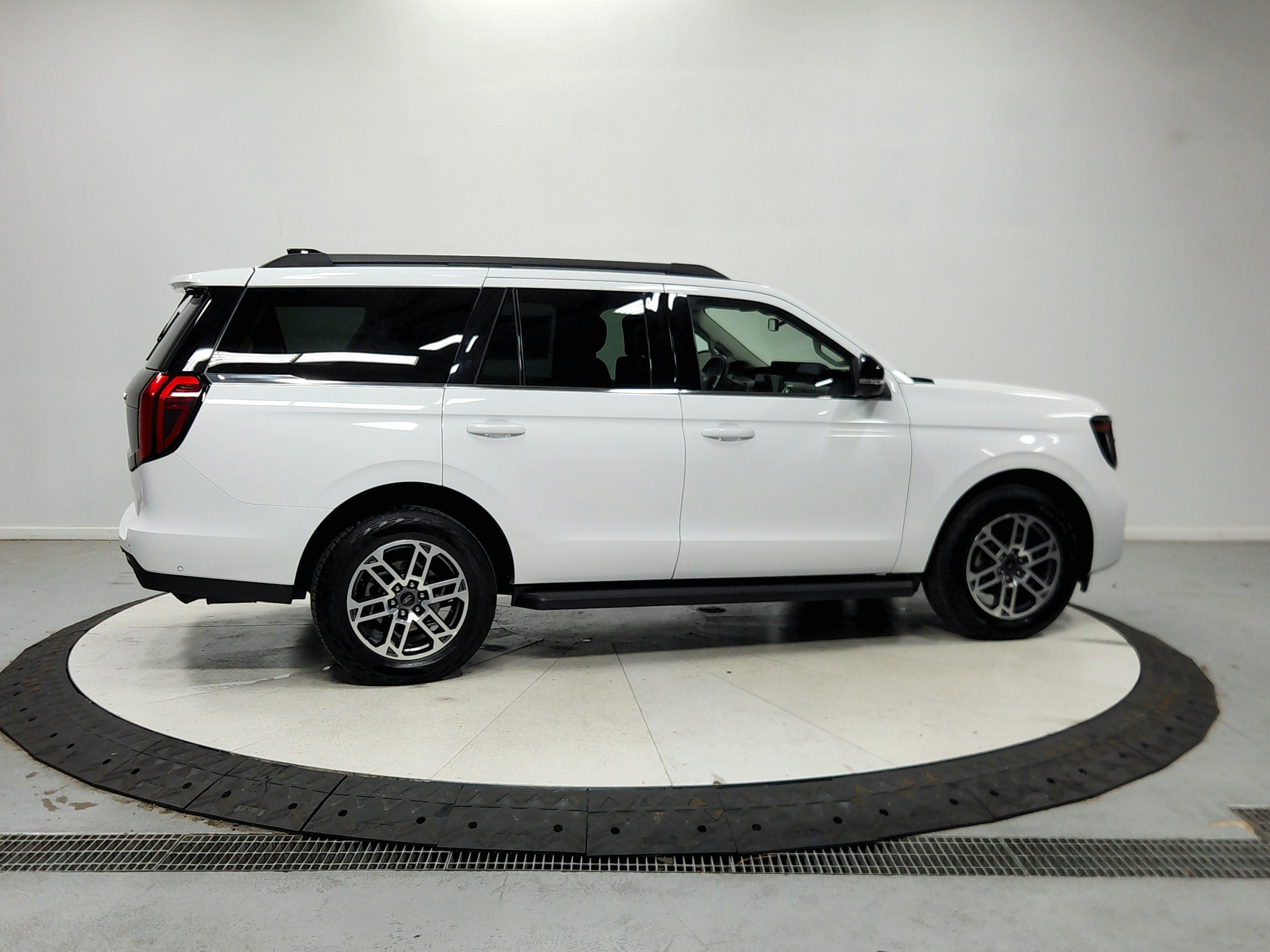 Used 2025 Ford Expedition Active AWD/4WD image 9