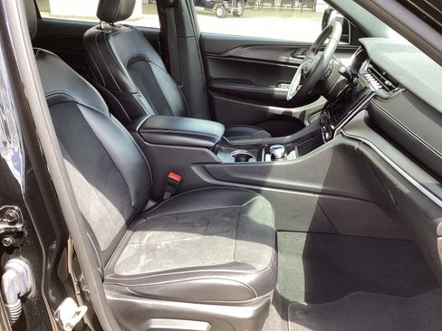 Used 2025 Jeep Grand Cherokee L Laredo RWD image 10