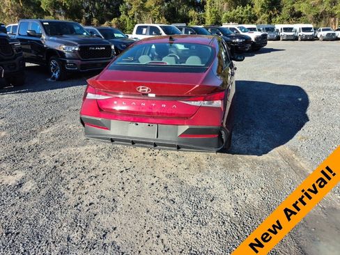 Used 2024 Hyundai Elantra SEL image 2