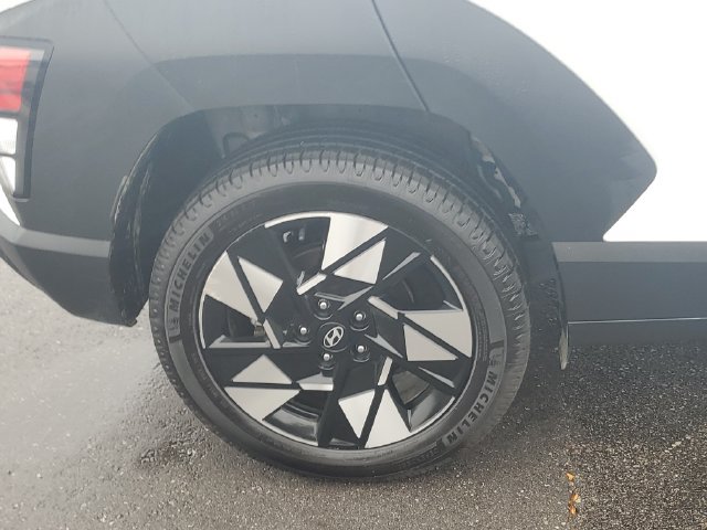 Certified 2025 Hyundai Kona SEL AWD/4WD image 5