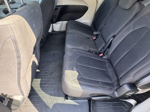 Used 2019 Chrysler Pacifica Touring Plus w/ Cold Weather Group FWD image 22