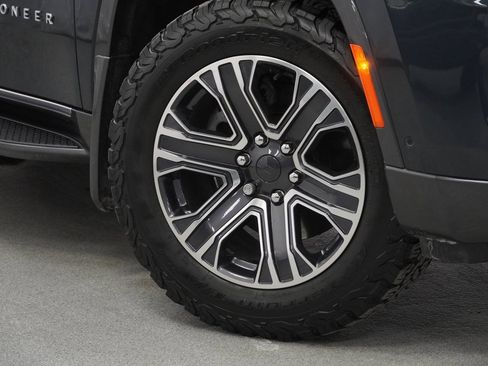 Used 2022 Jeep Wagoneer Series III w/ Flexible Seating Group image 4