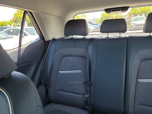 Used 2023 Hyundai Venue Limited FWD image 21