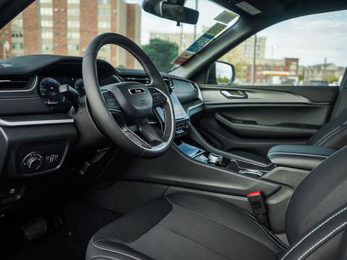 New 2025 Jeep Grand Cherokee Laredo w/ Luxury Tech Group I image 18