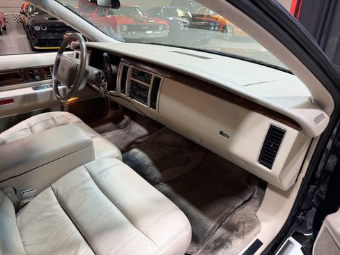 Used 1995 Cadillac Fleetwood Brougham RWD image 38