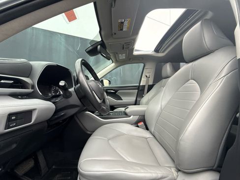 Used 2022 Toyota Highlander XLE image 18