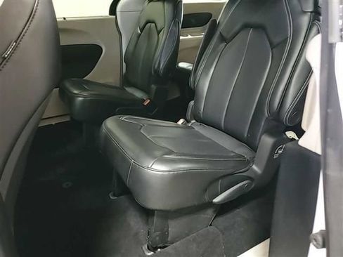 Used 2023 Chrysler Pacifica Touring-L image 4