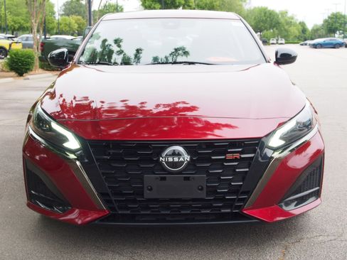 Used 2023 Nissan Altima 2.5 SR w/ SR Premium Package FWD image 2