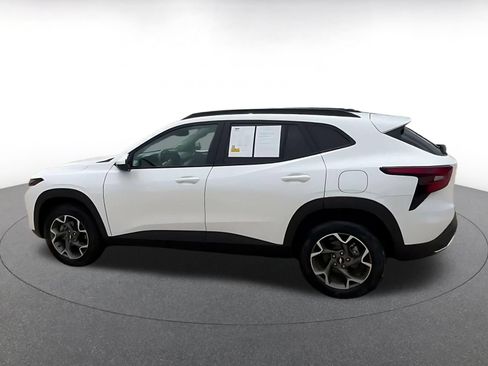 Used 2025 Chevrolet Trax LT FWD image 9