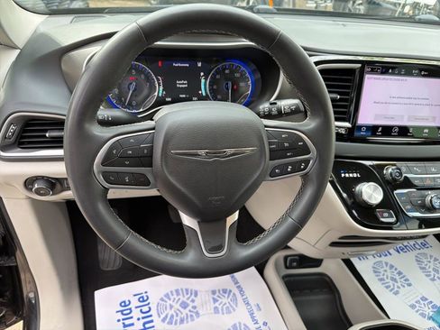Used 2023 Chrysler Pacifica Touring-L FWD image 20