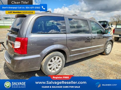 Used 2016 Chrysler Town & Country Touring image 4