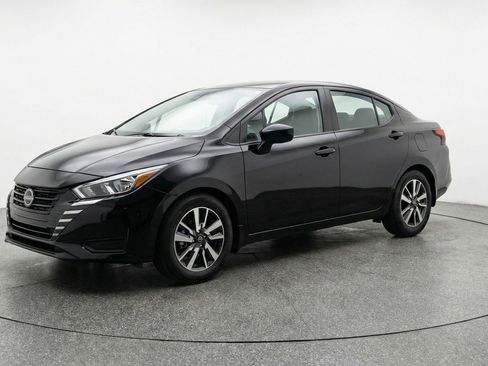 Used 2025 Nissan Versa SV image 3