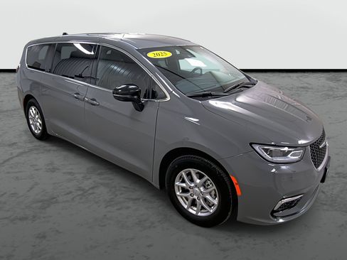 Used 2025 Chrysler Pacifica Select image 5