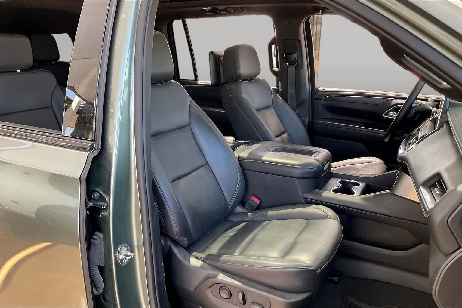Used 2024 Chevrolet Suburban Z71 w/ Luxury Package AWD/4WD image 9