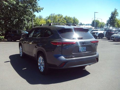 Used 2023 Toyota Highlander Limited AWD/4WD image 3