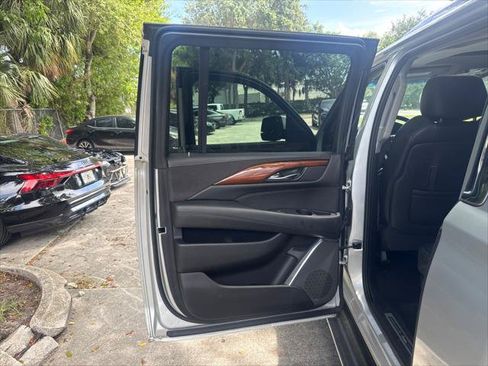 Used 2018 Cadillac Escalade ESV Luxury RWD image 29
