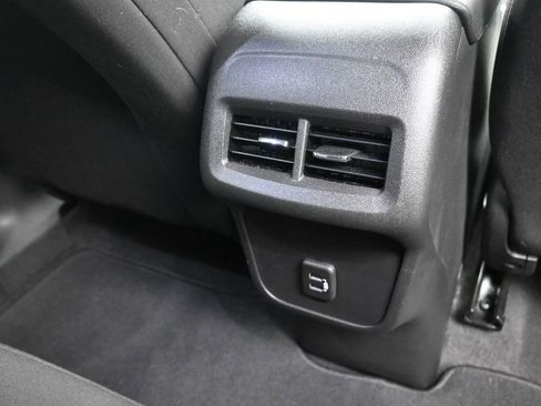 Used 2023 Chevrolet Equinox LT w/ Driver Convenience Package image 18