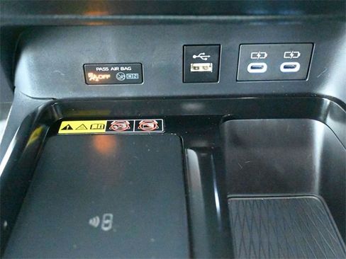 Used 2025 Toyota Camry SE w/ Convenience Package image 4