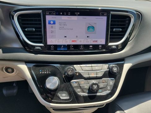 Used 2023 Chrysler Pacifica Touring-L FWD image 10