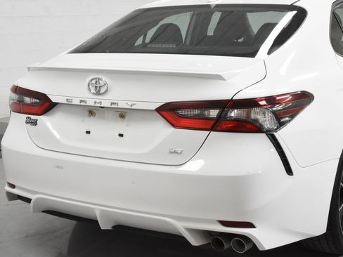 Used 2023 Toyota Camry SE FWD image 3
