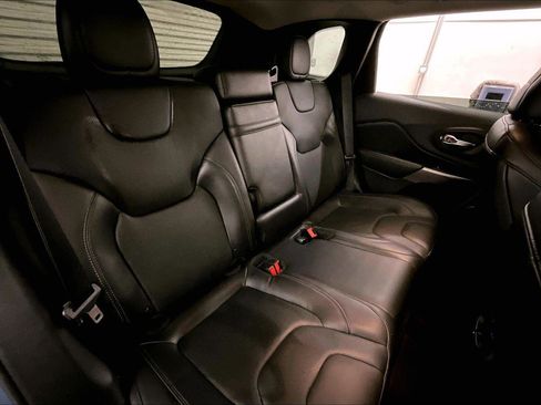 Used 2019 Jeep Cherokee Limited image 26