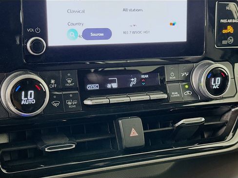 Used 2023 Toyota Highlander LE image 23